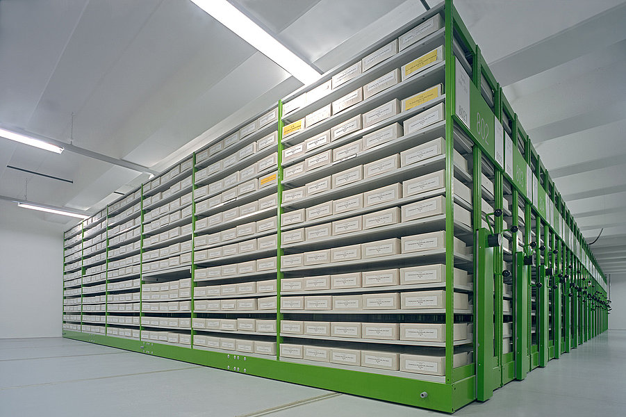 Verfahrbare Archivregalanlage mit grünen Regalen ohne Vorsatzwände