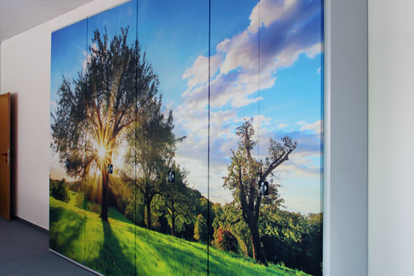 Bedrucktes Büroregal